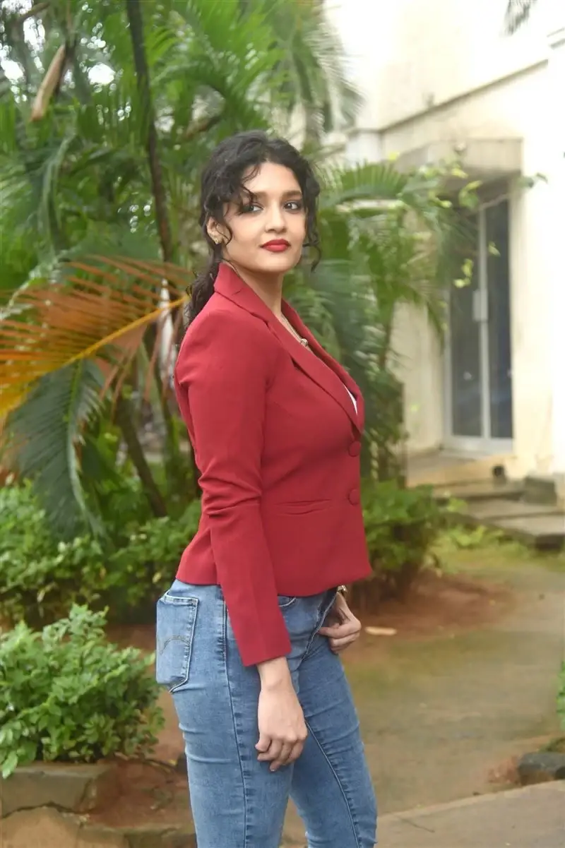 INDIAN ACTRESS RITIKA SINGH SMILING IN RED TOP BLUE JEANS 2